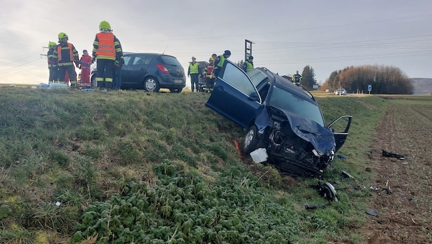 The 18-year-old slid into oncoming traffic with her car (center) on the black ice. (Bild: FF Vöcklamarkt)