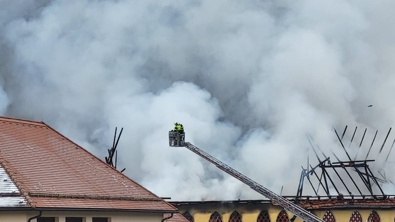 The straw and hay in the barn caused heavy smoke development (Bild: Christian Krall)