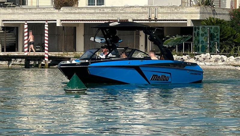 Kapitän Benko steuert ein Boot, das er nicht mehr steuern hätte dürfen. (Bild: zVg, Krone KREATIV)