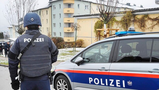 A large contingent of emergency services was on the scene in Amstetten. (Bild: Crepaz Franz/Krone KREATIV)