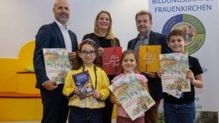 Bürgermeister Hannes Schmid, Landesrätin Daniela Winkler, Clusterleiter Norbert Kappel mit Kindern der Volksschule Frauenkirchen. (Bild: Christoph Novakrnchristoph@werbec)