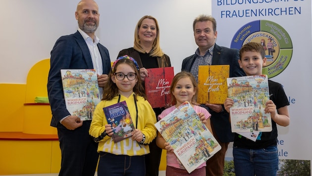 Bürgermeister Hannes Schmid, Landesrätin Daniela Winkler, Clusterleiter Norbert Kappel mit Kindern der Volksschule Frauenkirchen. (Bild: Christoph Novakrnchristoph@werbec)