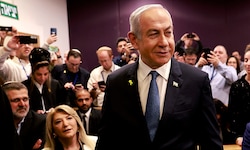 Premier Benjamin Netanyahu mit einem Lächeln bei seiner Ankunft im Gerichtssaal