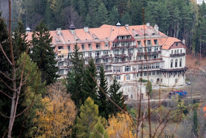 Das Kurhaus steht in den Startlöchern. Noch verzögert die Naturschutzorganisation „Alliance for Nature“ die Pläne des Steirers Florian Weitzer. 