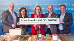 Uwe Reinsperger, Leiter des NÖ Gebietsbauamtes, Projektinitiatorin Johanna Digruber, Landeshauptfrau Johanna Mikl-Leitner, Bürgermeister Hermann Doppelreiter und WK-NÖ-Präsident Wolfgang Ecker. (Bild: Doris_SEEBACHER)