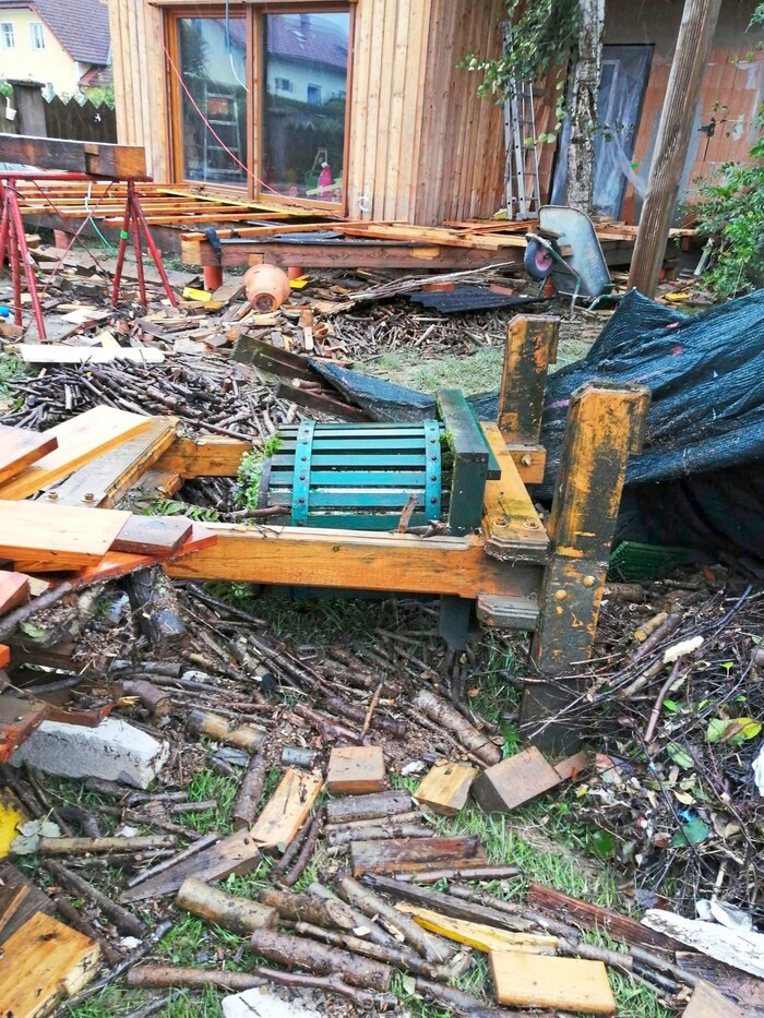 A picture of destruction: the army and volunteers actively helped.