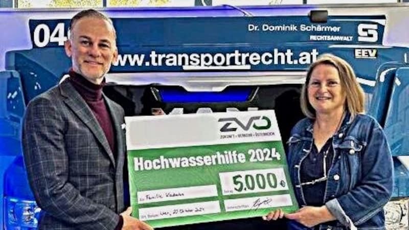 Dr. Dominik Schärmer hands over the donation: Adelheid Kadanka thanked "for the solidarity". (Bild: zVg/Martin Jandrisovits)