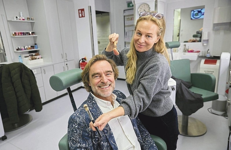 Backstage in der Maske: Andie Gabauer wurde für den Auftritt vorbereitet. (Bild: Starpix / A. Tuma)