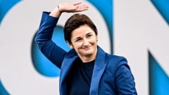 Die Salzburger FPÖ-Chefin Marlene Svazek lässt – wie auch ihre Partei – kein gutes Haar an der geplanten Dreierkoalition. (Bild: APA/AFP/Piero CRUCIATTI)