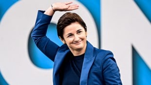 Die Salzburger FPÖ-Chefin Marlene Svazek lässt – wie auch ihre Partei – kein gutes Haar an der geplanten Dreierkoalition. (Bild: APA/AFP/Piero CRUCIATTI)