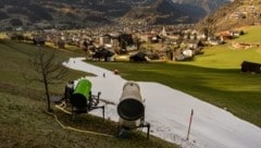 Auch so kann es aussehen, wenn der Naturschnee fehlt, die Schneekanonen aber laufen: Ein weißes Band als Abfahrt der Hochjochbahn in Schruns im Montafon vor zwei Jahren.  (Bild: Stiplovsek Dietmar)