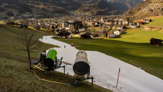 Auch so kann es aussehen, wenn der Naturschnee fehlt, die Schneekanonen aber laufen: Ein weißes Band als Abfahrt der Hochjochbahn in Schruns im Montafon vor zwei Jahren.  (Bild: Stiplovsek Dietmar)