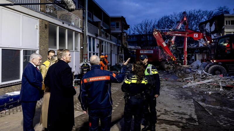 Das niederländische Königspaar besuchte den Unglücksort. (Bild: AFP)