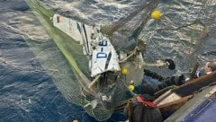 Fischer bergen das Wrack aus der Nordsee nordöstlich von Lerwick vor Schottlands Küste.   (Bild: Screensot/X.com)