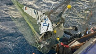 Fischer bergen das Wrack aus der Nordsee nordöstlich von Lerwick vor Schottlands Küste.  