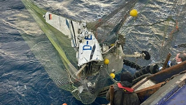 Fishermen retrieve the wreckage from the North Sea northeast of Lerwick off the coast of Scotland. (Bild: Screensot/X.com)