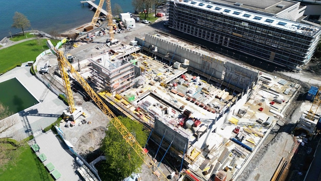 The two major construction sites - the Festspielhaus and the construction of the indoor pool - once again weigh heavily in the budget. (Bild: Stadt Bregenz)