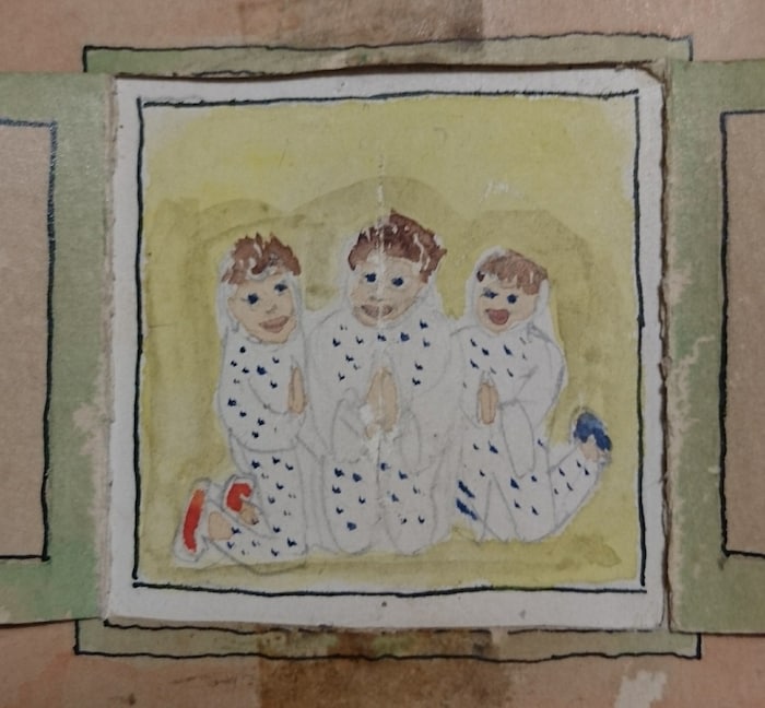 Die Türchen des Kalenders zeigen Szenen aus dem Familienleben.