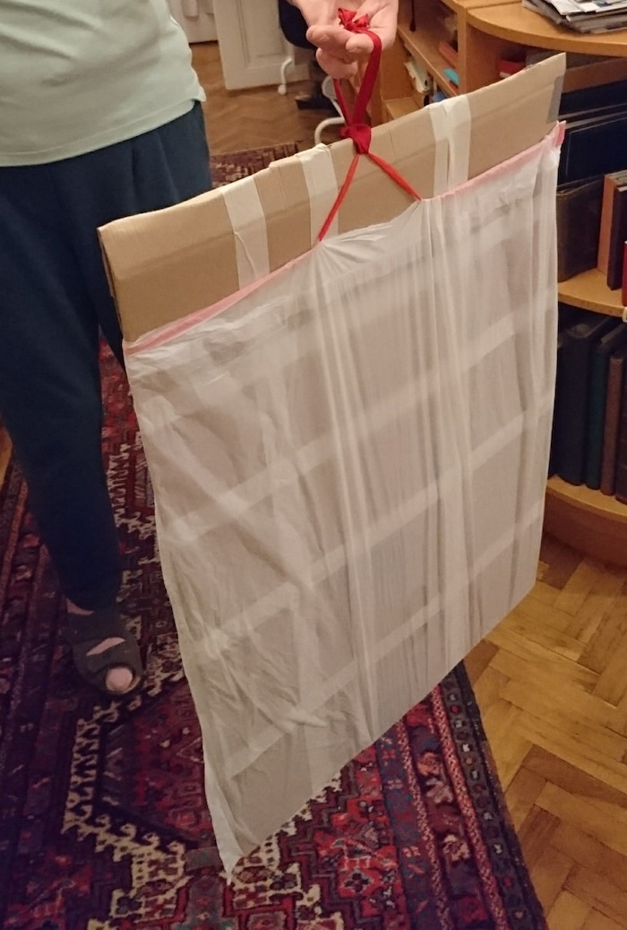 Dieses Paket mit Adventkalender wurde im Zug vergessen.