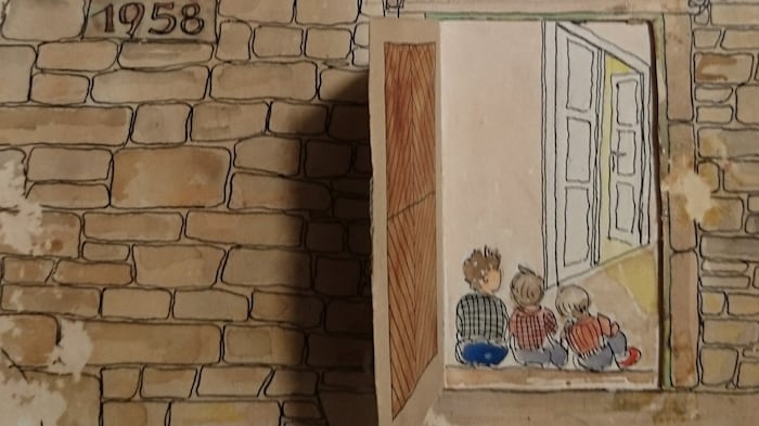 Auf den handkolorierten Bildern sind Familienszenen abgebildet