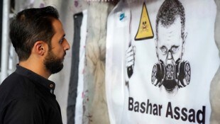 Dieses Poster in Syrien erinnert an die Giftgasangriffe durch das Assad-Regime.