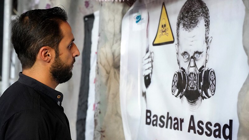 Dieses Poster in Syrien erinnert an die Giftgasangriffe durch das Assad-Regime. (Bild: APA/AFP/Rami al SAYED)