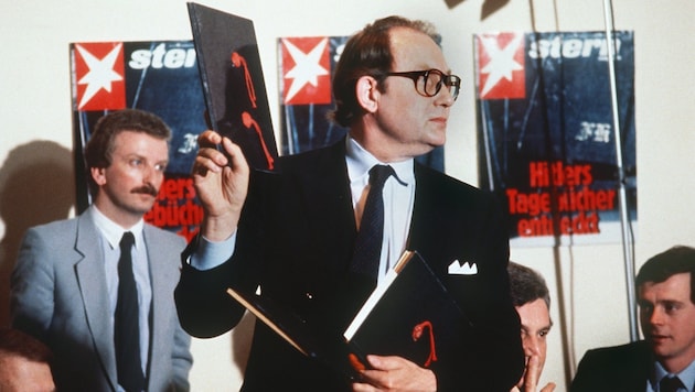 "Stern" reporter Gerd Heidemann presented the alleged Hitler diaries at a press conference of the Hamburg magazine "Stern" in 1983. (Bild: APA Pool/APA/dpa/Chris Pohlert)