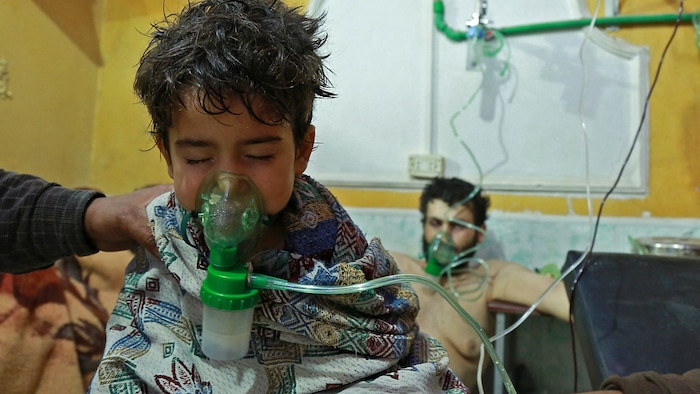 Ein Kind wird nach einem Giftgasangriff in Ghouta behandelt.