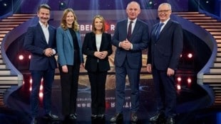 Lebensretter-Gala: ORF-General Roland Weißmann, Staatssekretärin Claudia Plakolm, Barbara Stöckl (sie führte durch die Sendung), Minister Gerhard Karner und der geschäftsführende „Krone“-Chefredakteur Klaus Herrmann (v. li.) am Küniglberg. (Bild: Starpix/A. Tuma)