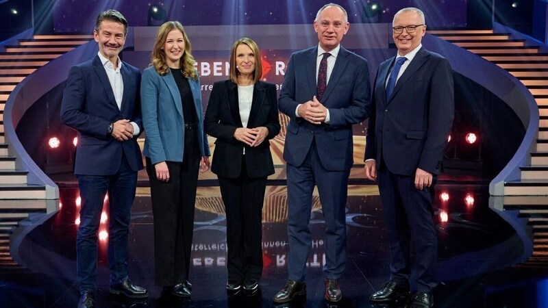 Lebensretter-Gala: ORF-General Roland Weißmann, Staatssekretärin Claudia Plakolm, Barbara Stöckl (sie führte durch die Sendung), Minister Gerhard Karner und der geschäftsführende „Krone“-Chefredakteur Klaus Herrmann (v. li.) am Küniglberg. (Bild: Starpix/A. Tuma)