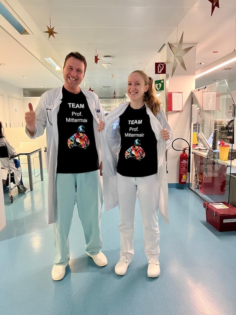 Senior physician Janez Pucelj and assistant physician Anja Kunc sent their photo directly from the hospital. (Bild: zVg)