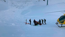 Ein Hubschrauber musste den 51-Jährigen bergen. (Bild: ZOOM Tirol/Krone KREATIV)