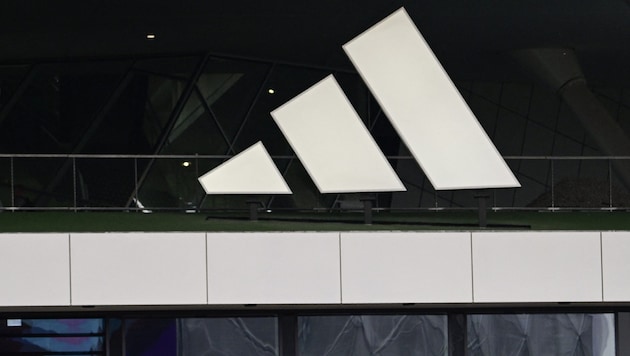 The Group logo on the company headquarters in Herzogenaurach (Bild: AFP/Tobias SCHWARZ)