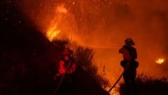 Malibu, rund 50 Kilometer westlich von Los Angeles, ist als Wohnort vieler Filmstars bekannt.  700 Feuerwehrleute kämpfen gegen das „Franklin Fire“ an. (Bild: AP)