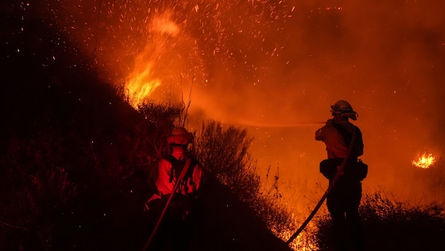 Malibu, around 50 kilometers west of Los Angeles, is known as the home of many film stars. 700 firefighters are battling the "Franklin Fire". (Bild: AP)