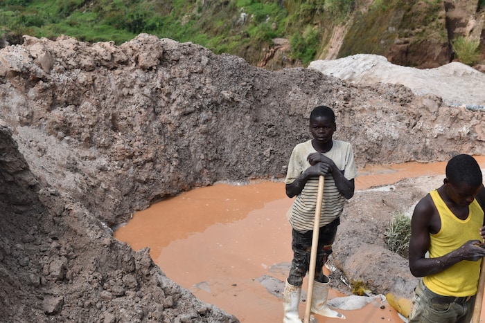 Ein Jugendlicher arbeitet in einer Mine in der Nähe von Goma, DR Kongo.