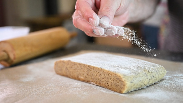 After resting, the dough for the poppy seed cookies is floured.