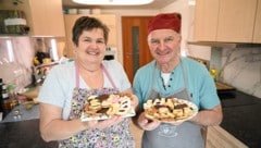 Karoline und Hans Scheibmayr haben 27 Sorten Kekse gebacken, die ab Hof oder am Welser Wochenmarkt am kommenden Samstag verkauft werden. (Bild: Wenzel Markus)