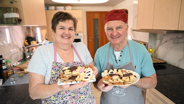 Karoline und Hans Scheibmayr haben 27 Sorten Kekse gebacken, die ab Hof oder am Welser Wochenmarkt am kommenden Samstag verkauft werden. (Bild: Wenzel Markus)