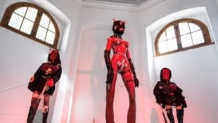 Vandalenakt auf die Marienkapelle vor dem OK Platz, in der „Sex Dolls“ zu sehen waren.  (Bild: kunst-dokumentation.com)