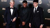 Dani Olmo (li.) mit seinen Barcelona-Teamkollegen Lamine Yamal und Pau Cubarsi