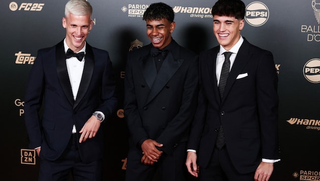 Dani Olmo (left) with his Barcelona team-mates Lamine Yamal and Pau Cubarsi (Bild: AFP or licensors)