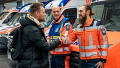 Philip Dimov verdankt wohl dem Zufall sein Leben, dass Notfallsanitäter Konstantin Klein (rechts) als Sport-Club-Fan am 14. Oktober 2023 auf der Tribüne saß. (Bild: Berufsrettung Wien)