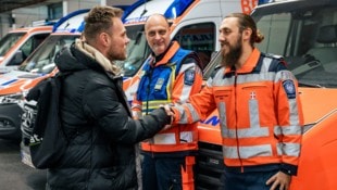 Philip Dimov verdankt wohl dem Zufall sein Leben, dass Notfallsanitäter Konstantin Klein (rechts) als Sport-Club-Fan am 14. Oktober 2023 auf der Tribüne saß. (Bild: Berufsrettung Wien)