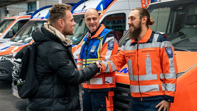 Philip Dimov verdankt wohl dem Zufall sein Leben, dass Notfallsanitäter Konstantin Klein (rechts) als Sport-Club-Fan am 14. Oktober 2023 auf der Tribüne saß. (Bild: Berufsrettung Wien)