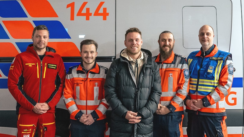 Die personifizierte perfekte Rettungskette (von links): Flugretter Franz Eichinger, der ersteintreffende Sanitäter am Rettungswagen Nicolas Neuwirth, Philip Dimov, Ersthelfer Konstantin Klein und Field Supervisor Ronald Kopta  (Bild: Berufsrettung Wien)