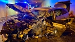 Ein Pkw und ein Lkw krachten im Tunnel Göming frontal ineinander. (Bild: FF Oberndorf)