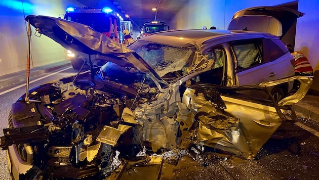 Ein Pkw und ein Lkw krachten im Tunnel Göming frontal ineinander. (Bild: FF Oberndorf)