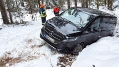 Der Mietwagen blieb im Schnee stecken. (Bild: FF Bad Goisern)