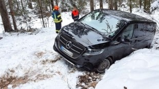 Der Mietwagen blieb im Schnee stecken. (Bild: FF Bad Goisern)